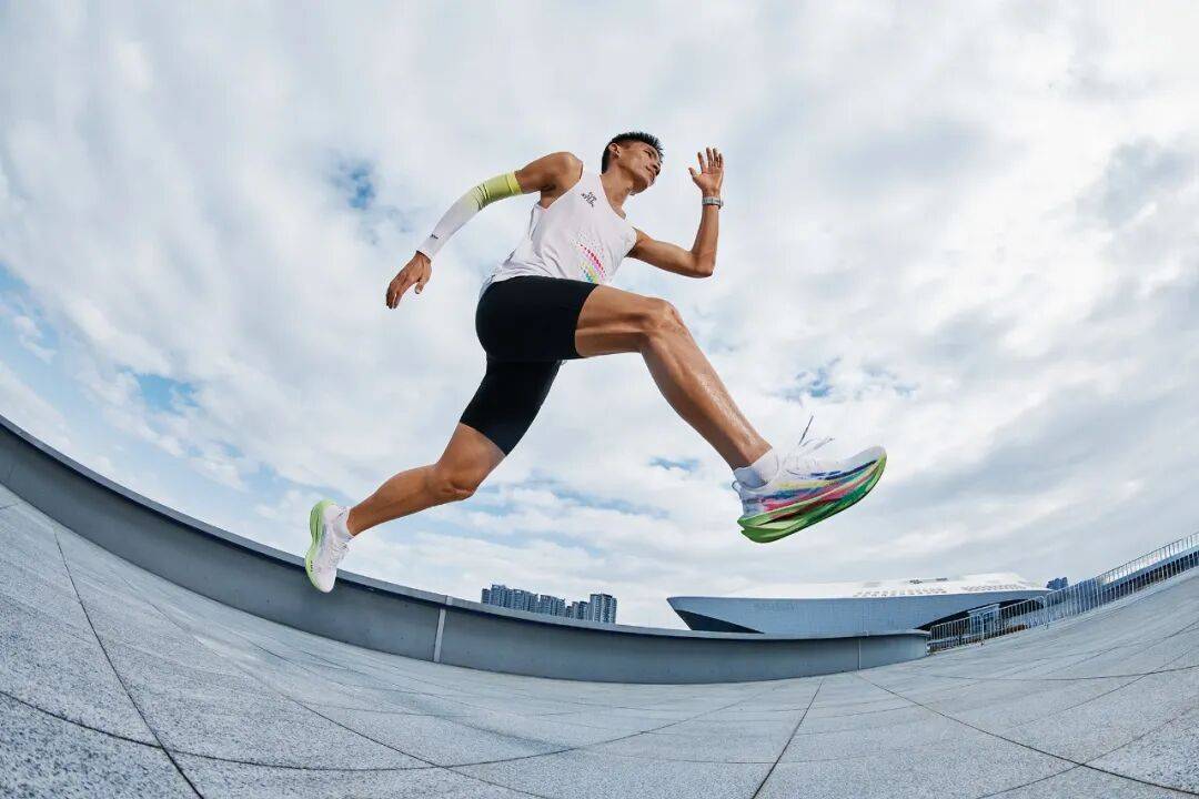 乐鱼体育-中国马拉松跨入&amp;quot;205时代&amp;quot;背后，一款跑鞋的二十年押注